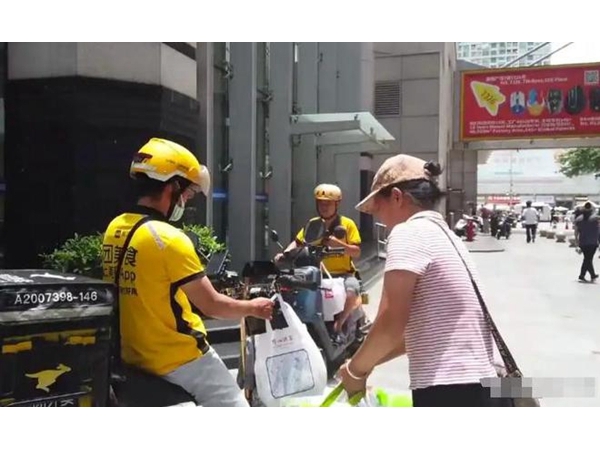 华强北阿姨为外卖员送外卖,服务也细分,制造业也是